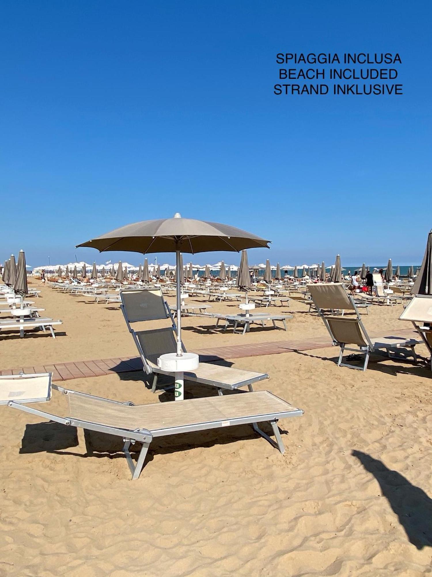 Beach Palace With Small Swimming Pool, Private Beach, Parking Лидо-ди-Езоло Экстерьер фото