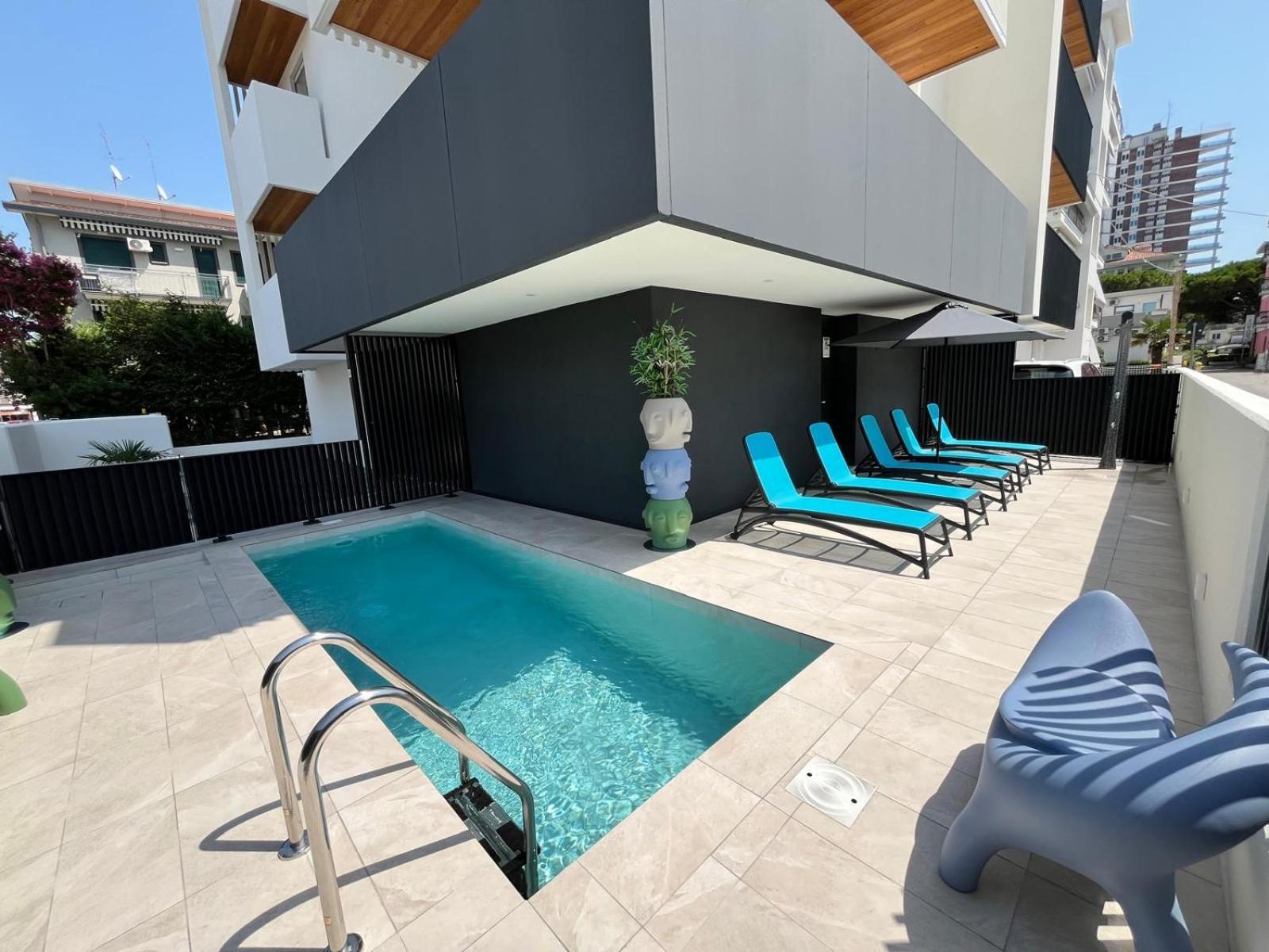 Beach Palace With Small Swimming Pool, Private Beach, Parking Лидо-ди-Езоло Экстерьер фото